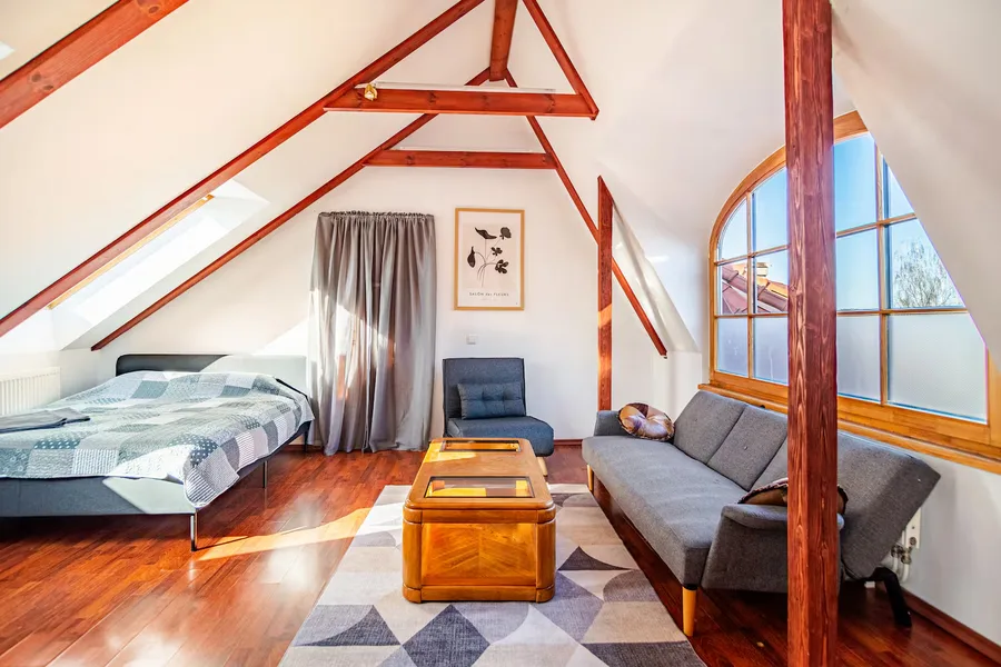 Bright Old Town Attic IGN17