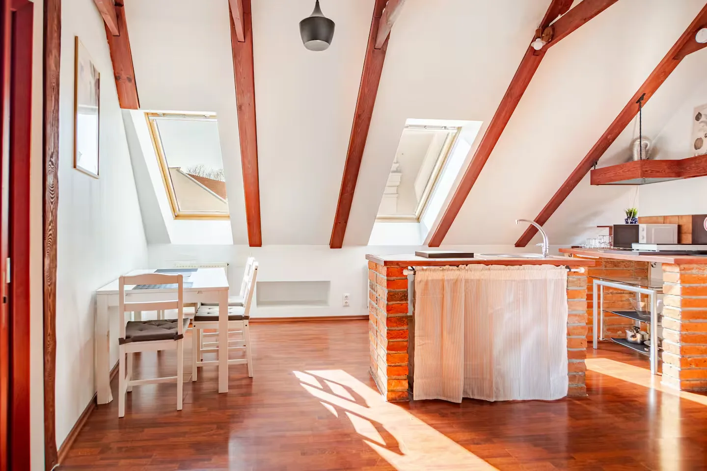 Bright Old Town Attic IGN17 photo 3